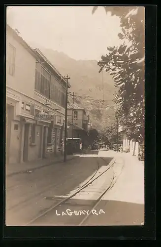 AK La Guayra, Strassenpartie mit Schienen und Nachtbar