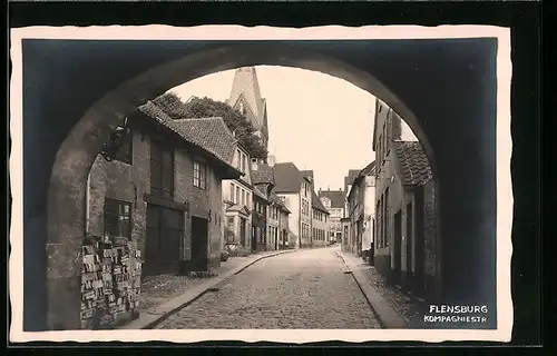 AK Flensburg, Blick durch einen Torbogen in die Kompagniestrasse