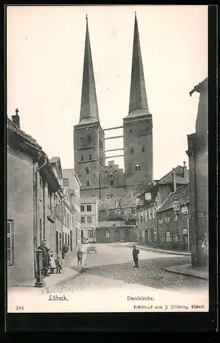 AK Lübeck, Schuljunge auf der Strasse Kleiner Bauhof, Blick zur Domkirche