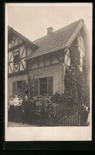 Foto-AK Worms, Familie vorm Haus Alicestrasse 34