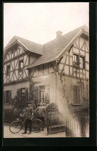 Foto-AK Worms, Radfahrer vorm Haus Alicestrasse 34