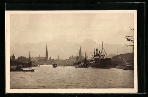 AK Lübeck, Panorama der Stadt hinter dem Hafen