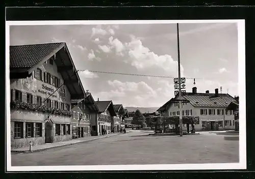 AK Miesbach, Platz mit Gasthaus Bräuwirt und Maibaum mit 