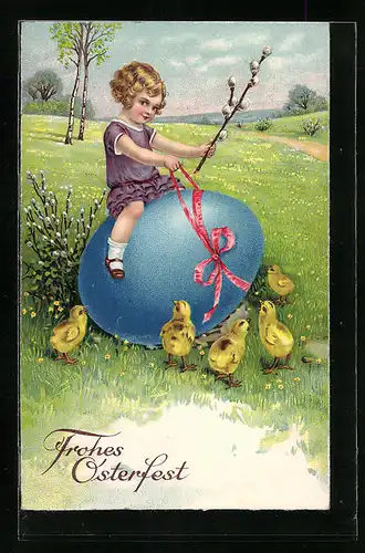 AK Osterküken mit Osterei, Mädchen auf dem Osterei