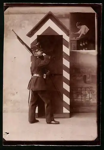 Fotografie Brück & Sohn Meissen, Ansicht Meissen i. Sa., Soldat der sächsischer Jäger in Uniform Rgt. 108 am Schilderhaus
