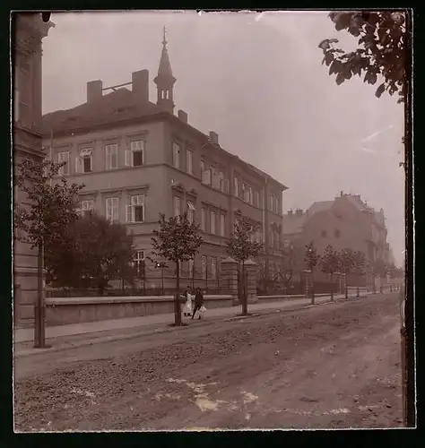 Fotografie Brück & Sohn Meissen, Ansicht Komotau, Strassenpartie am Waisenhaus