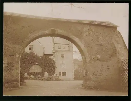 Fotografie Brück & Sohn Meissen, Ansicht Neuhausen / Erzg., Blick durchs Schlosstor auf das Schloss Purschenstein