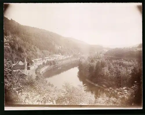 Fotografie Brück & Sohn Meissen, Ansicht Giesshübl-Sauerbrunn, Blick auf den Ort am Fluss