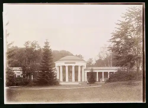 Fotografie Brück & Sohn Meissen, Ansicht Marienbad, Blick auf den Ferdinandsbrunnen, 1899