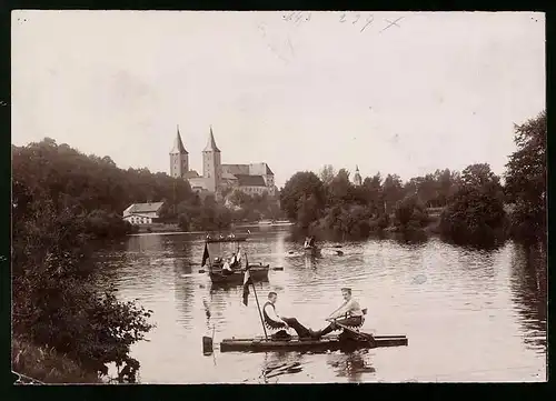 Fotografie Brück & Sohn Meissen, Ansicht Rochlitz, Ruderboote und Kajak auf der Mulde, Blick zum Schloss