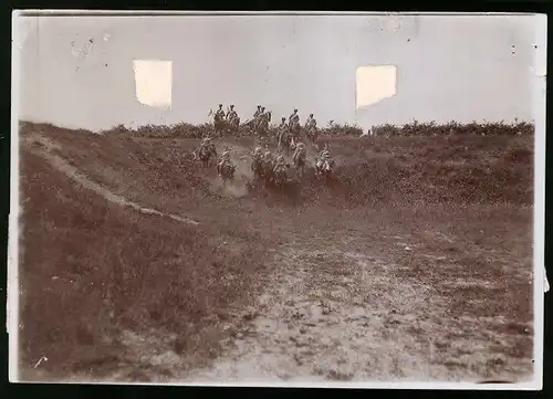 Fotografie Brück & Sohn Meissen, Ansicht Grossenhain, K.S. 1. Husaren Rgt. König Albert Nr. 18, im bergigen Geländeritt