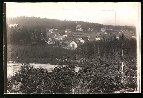 Fotografie Brück & Sohn Meissen, Ansicht Oberbärenburg / Erzg., Blick auf den Ort mit Wohnhäusern