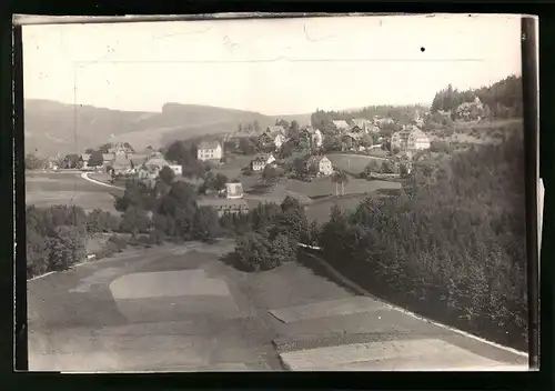 Fotografie Brück & Sohn Meissen, Ansicht Bärenfels / Erzg., Blick auf den Ort mit Wohnhäusern