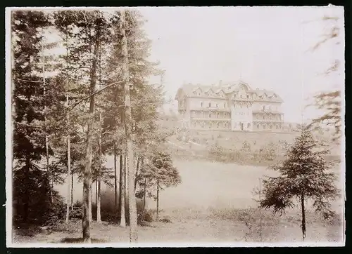 Fotografie Brück & Sohn Meissen, Ansicht Mühlhausen i. V., Blick aus dem Wald nach dem Genesungsheim des OKK Plauen