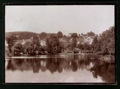 Fotografie Brück & Sohn Meissen, Ansicht Bad Elster, Blick vom Floratempel nach der Stadt mit Bootshaus