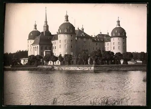 Fotografie Brück & Sohn Meissen, Ansicht Moritzburg b. Meissen, Blick auf das Jagdschloss Moritzburg