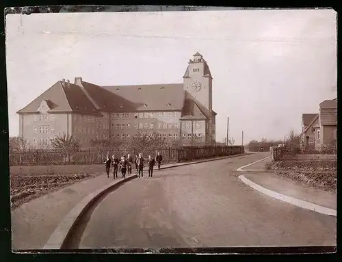 Fotografie Brück & Sohn Meissen, Ansicht Geithain i. Sa., Strassenpartie an der Paul Guenther Schule, Schulkinder
