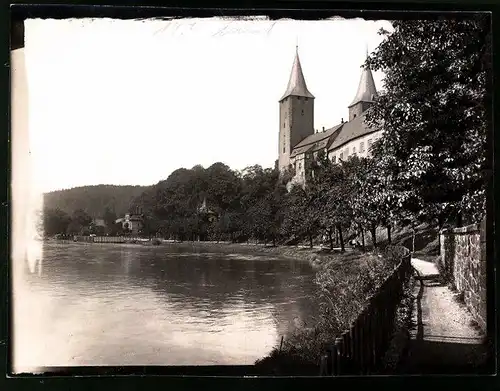 Fotografie Brück & Sohn Meissen, Ansicht Rochlitz i. Sa., Partie an der Mulde mit Blick zum Schloss Rochlitz
