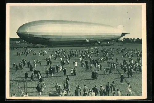AK Luftschiff LZ 127 Graf Zeppelin auf einem Flugfeld