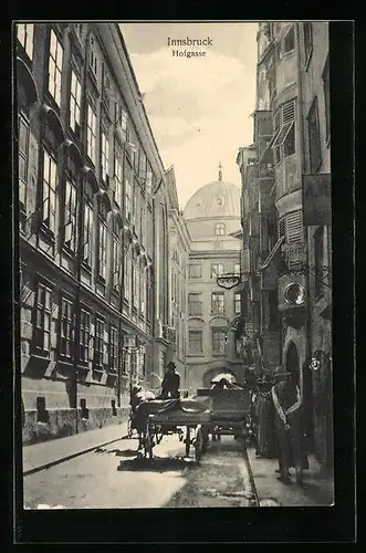 AK Innsbruck, Hofgasse mit Pferdewagen und Passanten