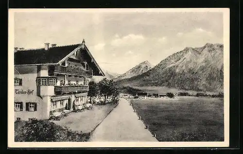 AK Niederndorf, Gasthaus Tirolerhof mit Strasse und Bergkulisse