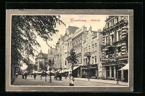AK Neumünster, Strassenpartie Kuhberg mit Geschäften und Passanten