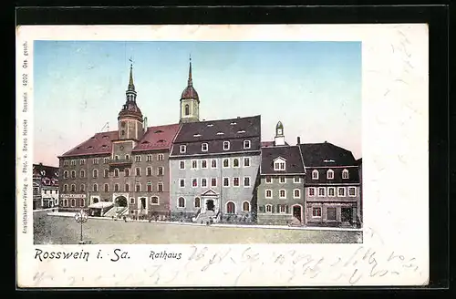 AK Rosswein /Sa., Rathaus mit Strasse und leuchtenden Fenstern
