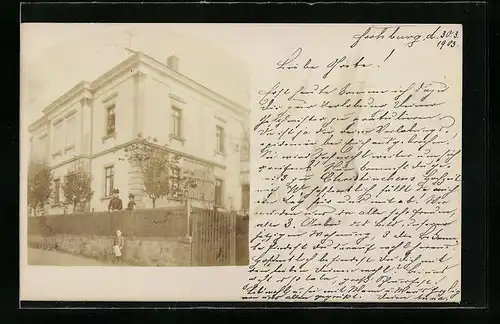 Foto-AK Frohburg, Villa mit Frau und Kindern am Gartenzaun