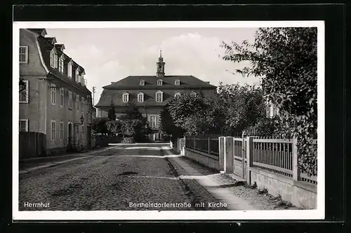 AK Herrnhut, Berthelsdorferstrasse mit Kirche