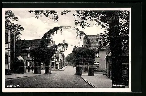 AK Soest i. W., Jakobitor mit 2 Passanten