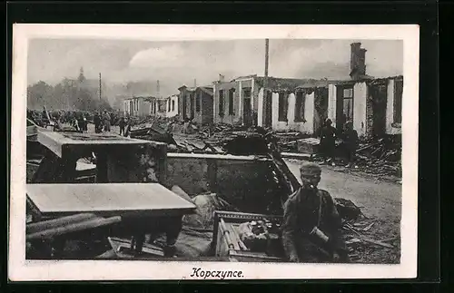 AK Kopczynce, Soldaten in der zerstörten Stadt