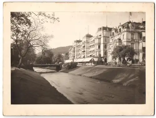 Fotografie unbekannter Fotograf, Ansicht Baden-Baden, Hotel mit Terrasse am Flussufer
