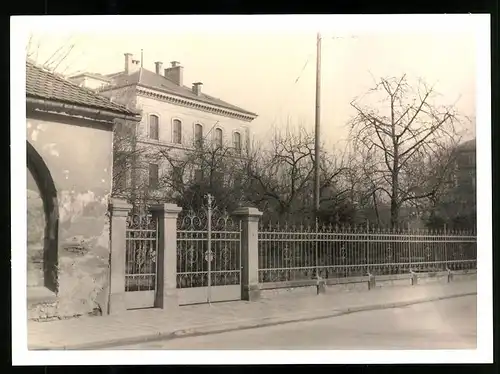 Fotografie unbekannter Fotograf, Ansicht Linz / Oberösterreich, umzäuntes Gebäude