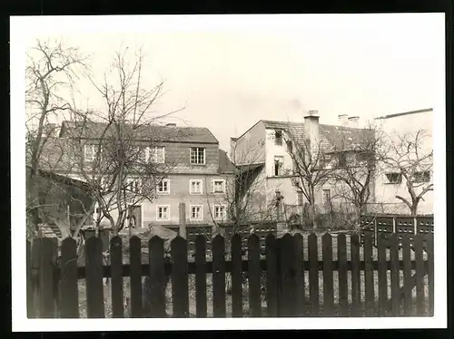 Fotografie unbekannter Fotograf, Ansicht Linz / Oberösterreich, Hinterhof mit Imker-Bienenstöcken