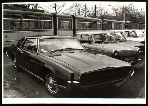 Fotografie unbekannter Fotograf, Ansicht Leipzig, Auto Muscle-Car, US-Car vor Strassenbahn der Leipziger Verkehrsbetriebe