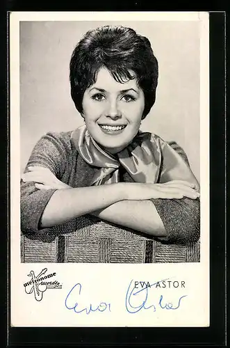 AK Musikerin Eva Astor mit lächelndem Gesicht, Autograph