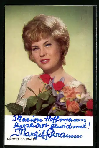 AK Musikerin Margit Schramm mit Rosen, Autograph