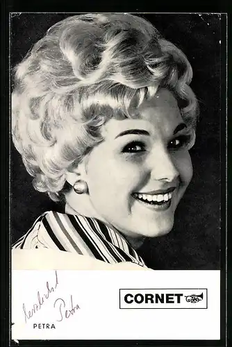 AK Musikerin Petra lächelt fröhlich, Autograph