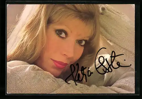 AK Musikerin Katja Ebstein in einer bestickten Bluse, Autograph