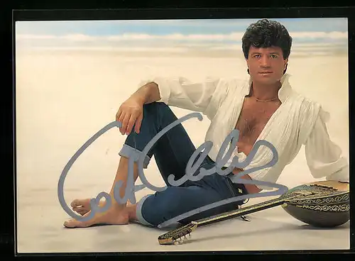 AK Musiker Costa Cordalis mit Wickelhemd und Bouzouki am Strand, Autograph
