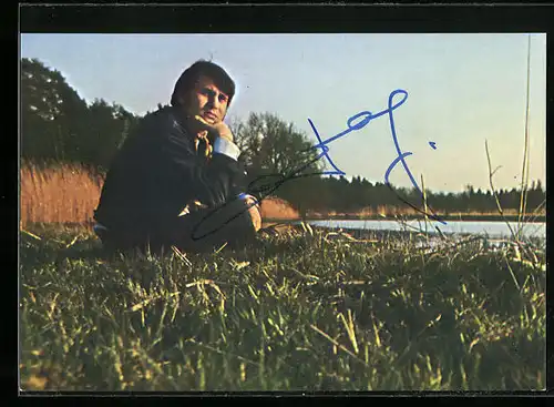 AK Musiker Udo Jürgens am Ufer eines Sees, Autograph