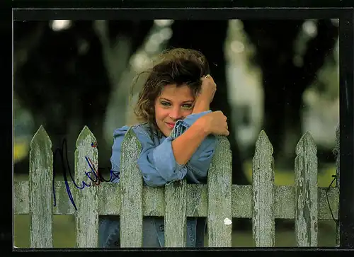 AK Musikerin Nicki hinter einem Gartenzaun, Autograph