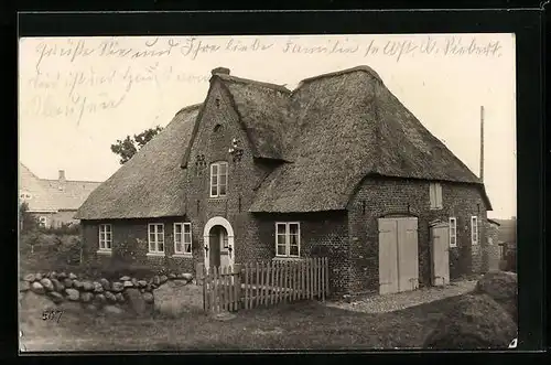 AK Norddorf /Amrum, Reetdachhaus im Ort