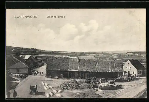 AK Grafenwöhr, Bahnhofstrasse mit Passanten