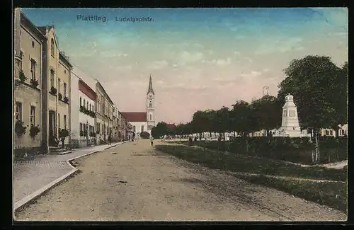 AK Plattling, Strassenpartie am Ludwigsplatz mit Kirche und Denkmal