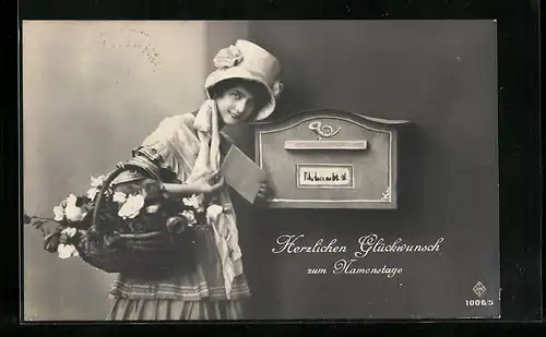 AK Junge Frau mit Brief am Postkasten, Glückwunsch zum Namenstag