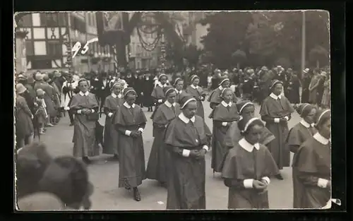 Foto-AK Luzern, Zug von Nonnen auf der Strasse