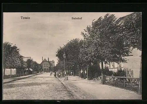 AK Tessin, Bahnhof mit Strassenpartie