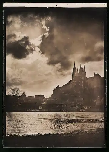 Fotografie Brück & Sohn Meissen, Ansicht Meissen i. Sa., Blick nach der Albrechtsburg bei Sonnenuntergang, Stimmungsbild