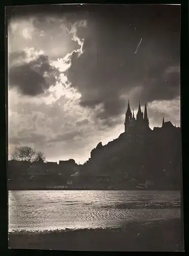 Fotografie Brück & Sohn Meissen, Ansicht Meissen i. Sa., Blick über die Elbe zum Burgberg bei Sonnenuntergang